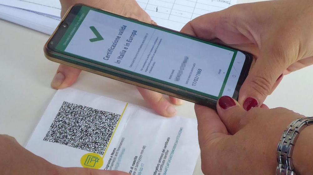 Il Green Pass è stato introdotto dalla Commissione Europea nel maggio 2021 per aiutare i cittadini a muoversi liberamente e in sicurezza all'interno dell'UE durante la pandemia di COVID-19.