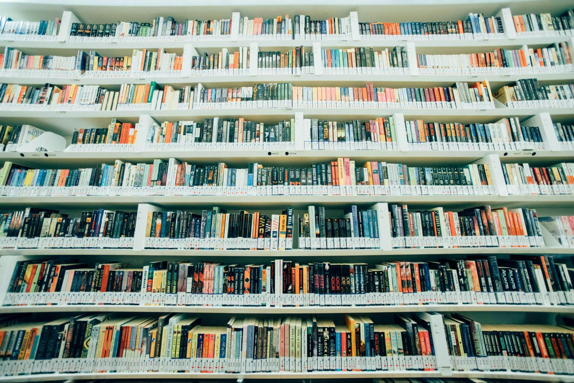 Una imagen de libros en una estantería.