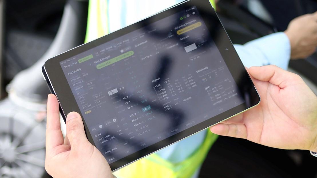 Flight Folder 앱이 탑재된 태블릿 기기 사진입니다.